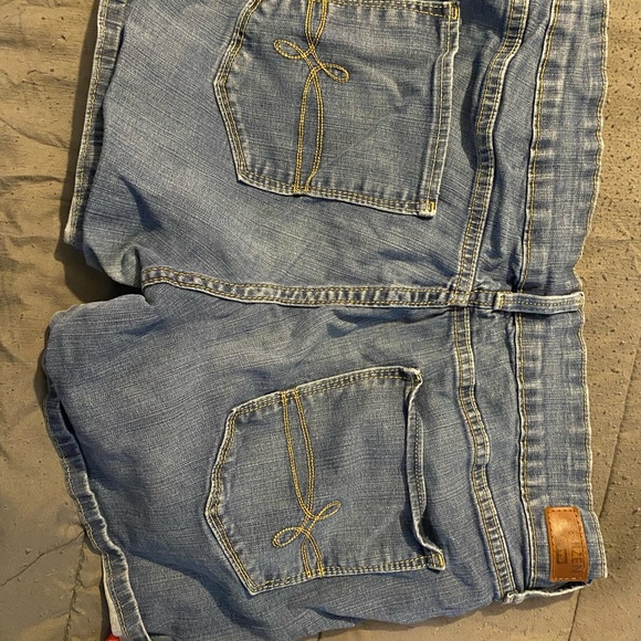 Levi shorts - Picture 2 of 2